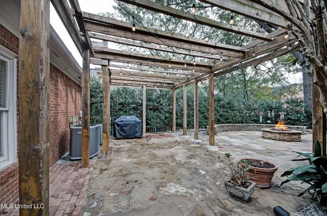 $325,000 | 8 Moss Forest Place, Jackson, MS 39211