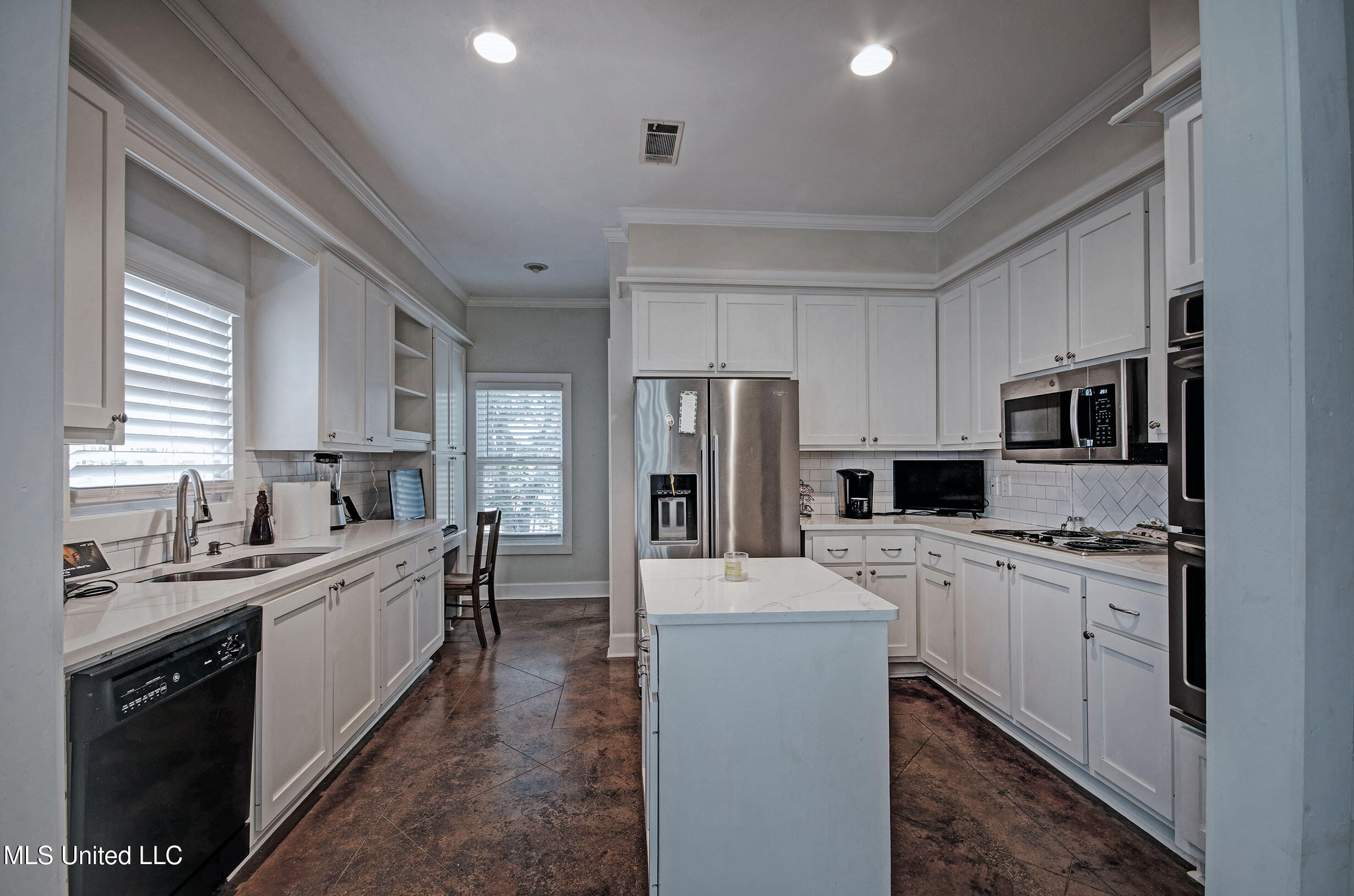 8 Moss Forest Place Jackson, MS 39211 - Photo 10 of 16 kitchen