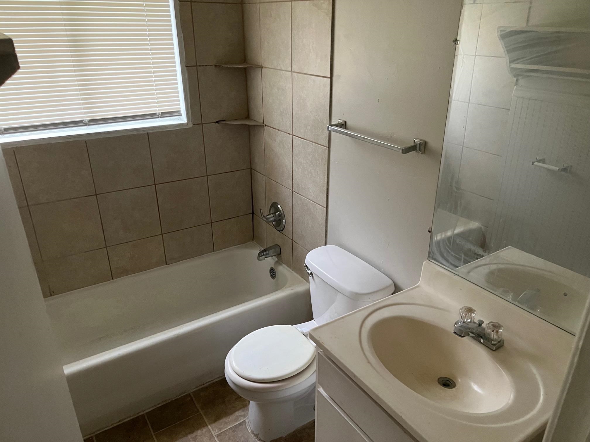 2457 Dwight Road Memphis, TN 38114 - Photo 5 of 8 a bathroom with a sink toilet and bathtub
