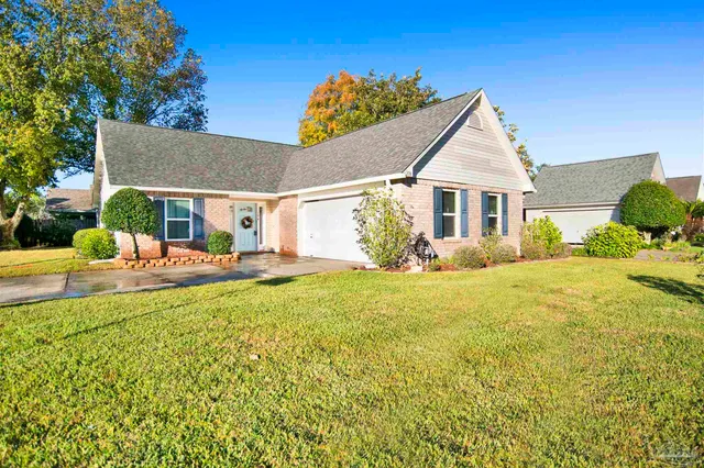a view of a house with a yard