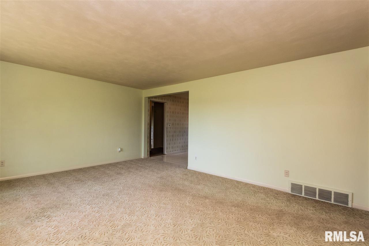 1267 Spring Bay Road East Peoria, IL 61611 - Photo 4 of 33 Gallery Image 4