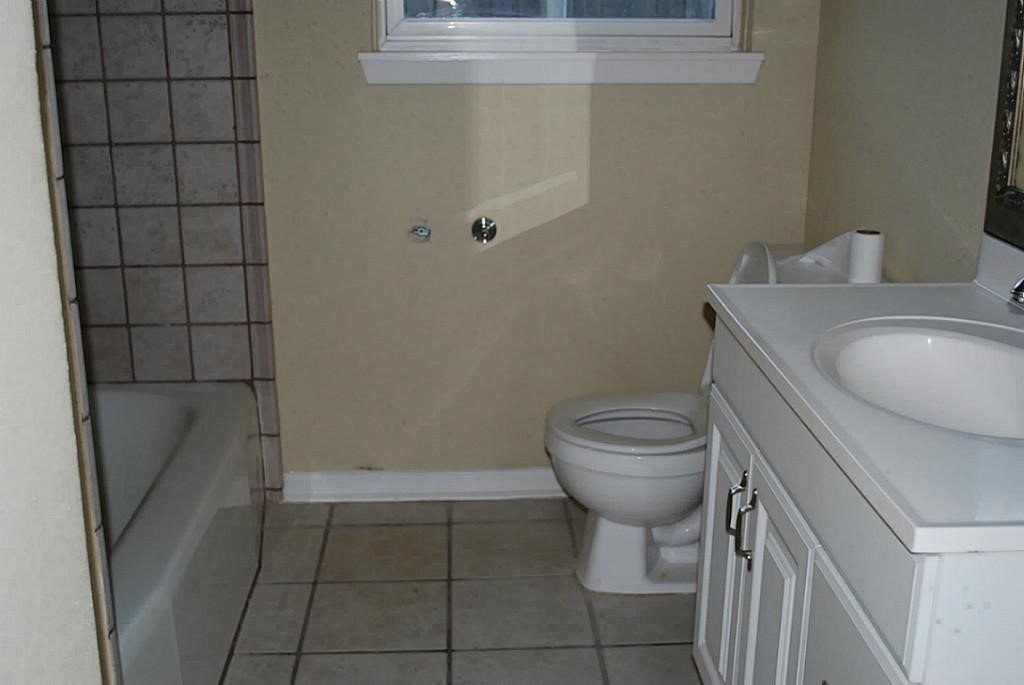 6611 Housman Houston, TX 77055 - Photo 9 of 17 Hall bathroom