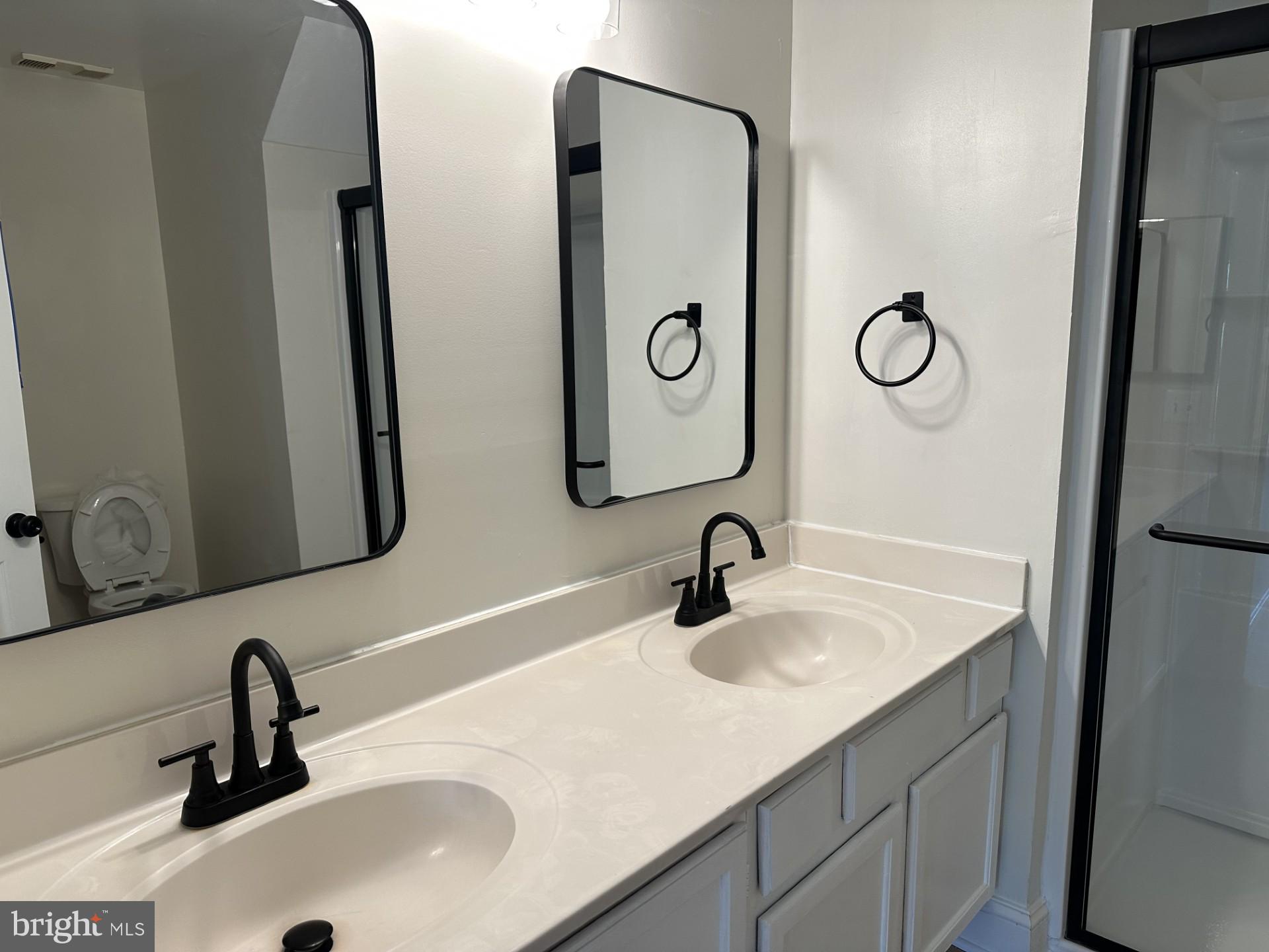 7859 Apache Ridge Court Manassas, VA 20109 - Photo 17 of 27 a bathroom with a sink and a mirror