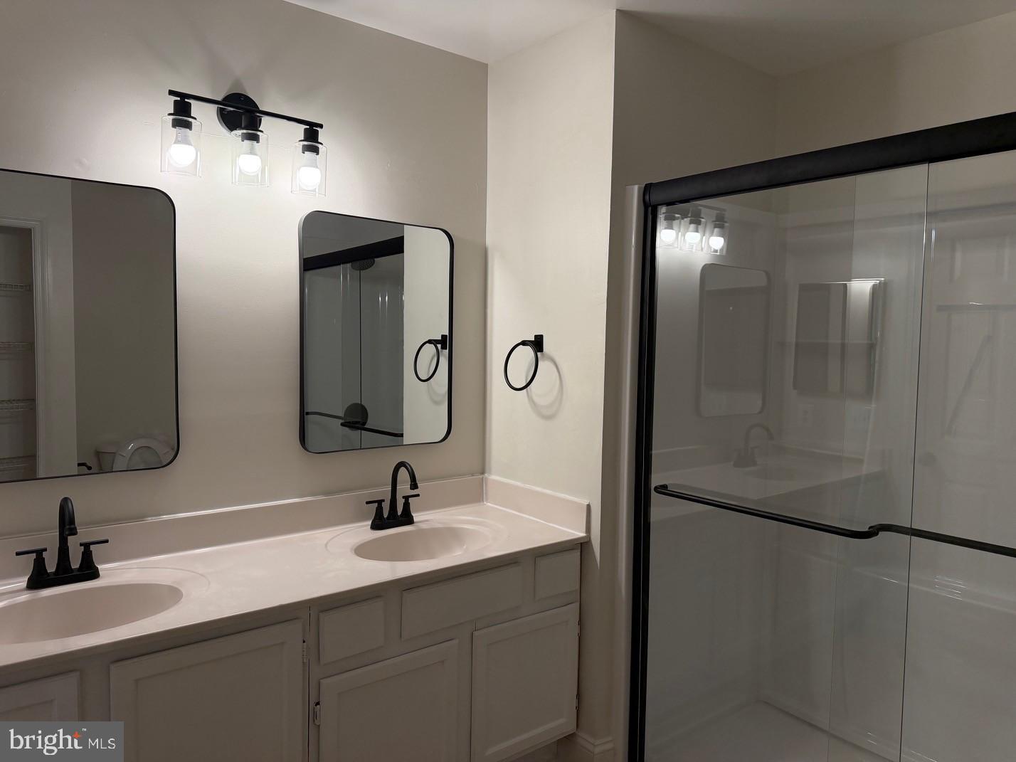 7859 Apache Ridge Court Manassas, VA 20109 - Photo 18 of 27 a bathroom with double vanity sinks and a mirror