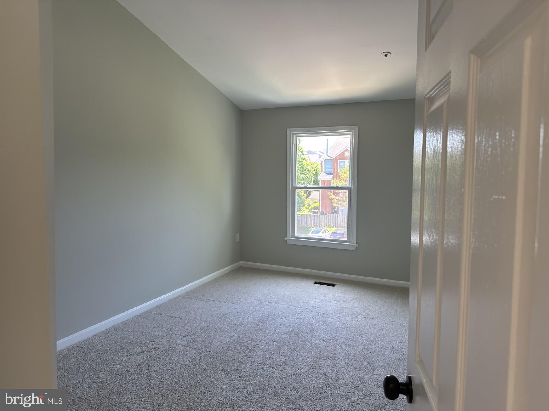 7859 Apache Ridge Court Manassas, VA 20109 - Photo 24 of 27 an empty room with windows