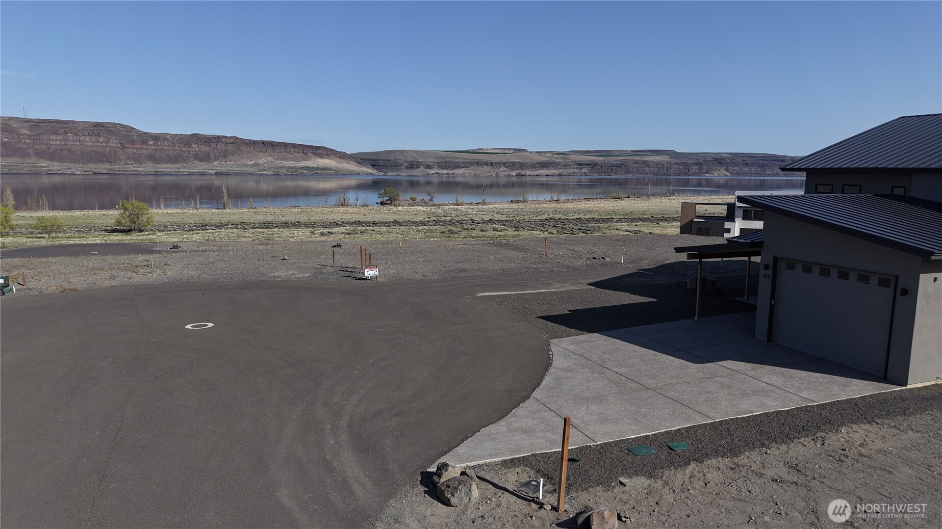60 King Salmon Court Vantage, WA 98950 - Photo 29 of 30 a view of a terrace with a garden and mountain view