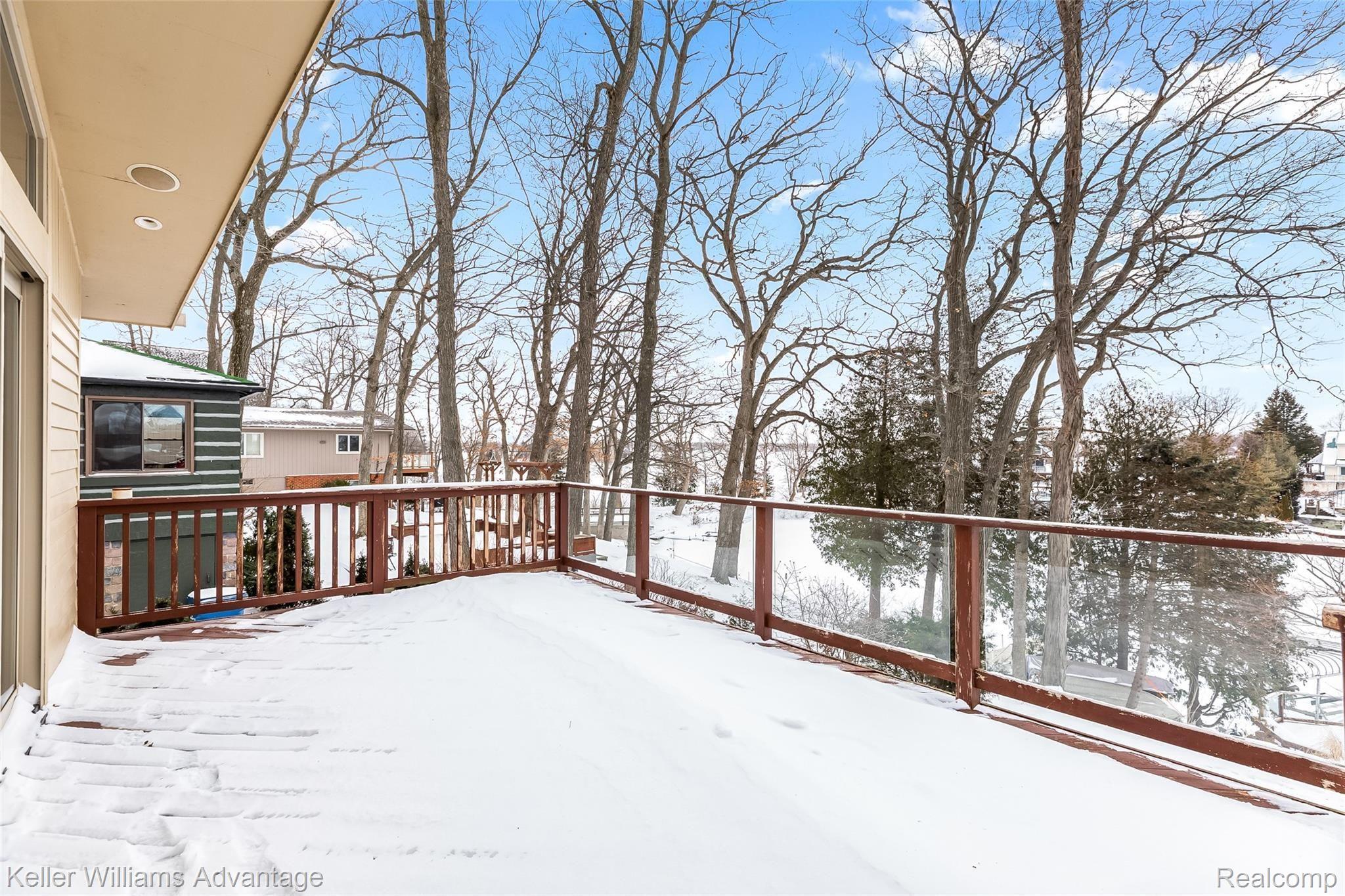3191 Ridge Road White Lake, MI 48383 - Photo 11 of 42 South view from upper deck.