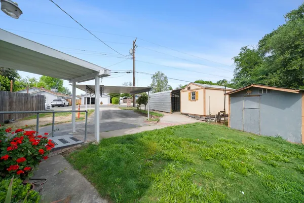 a view of a house with a yard