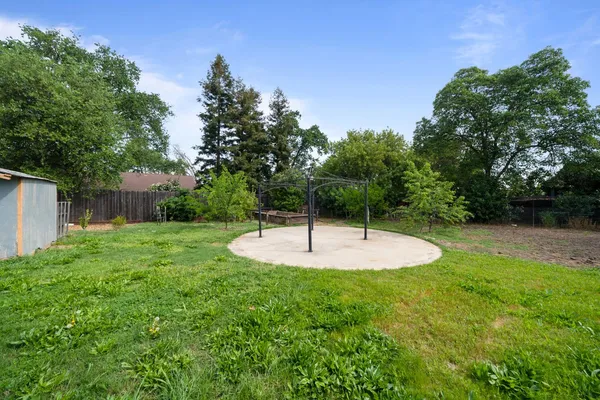 a view of a house with backyard and a garden
