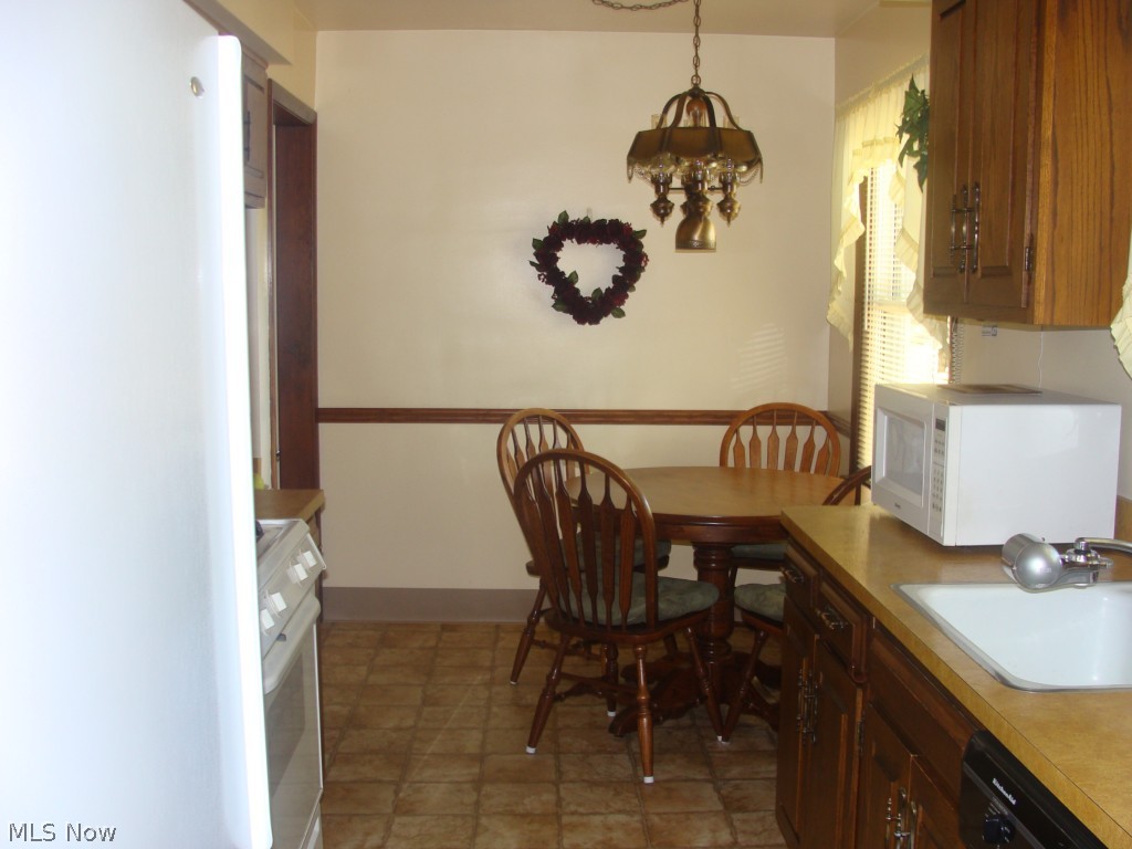 4847 South Sedgewick Road Cleveland, OH 44124 - Photo 8 of 25 Eat-in Kitchen with all appliances