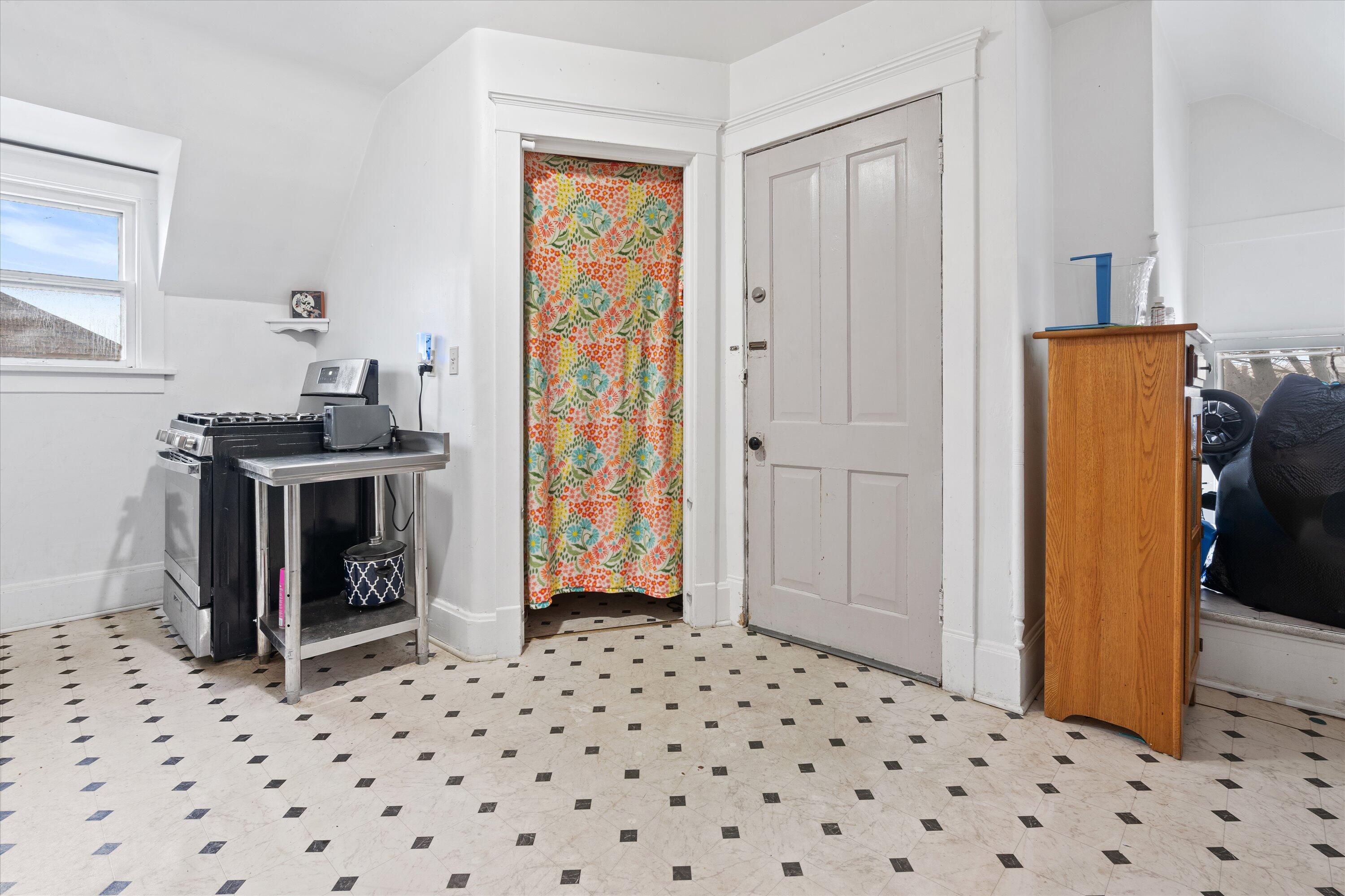 1420 Wisconsin Avenue, Unit 1422 1422 1/2 Racine, WI 53403 - Photo 9 of 46 013-38-DSC09234