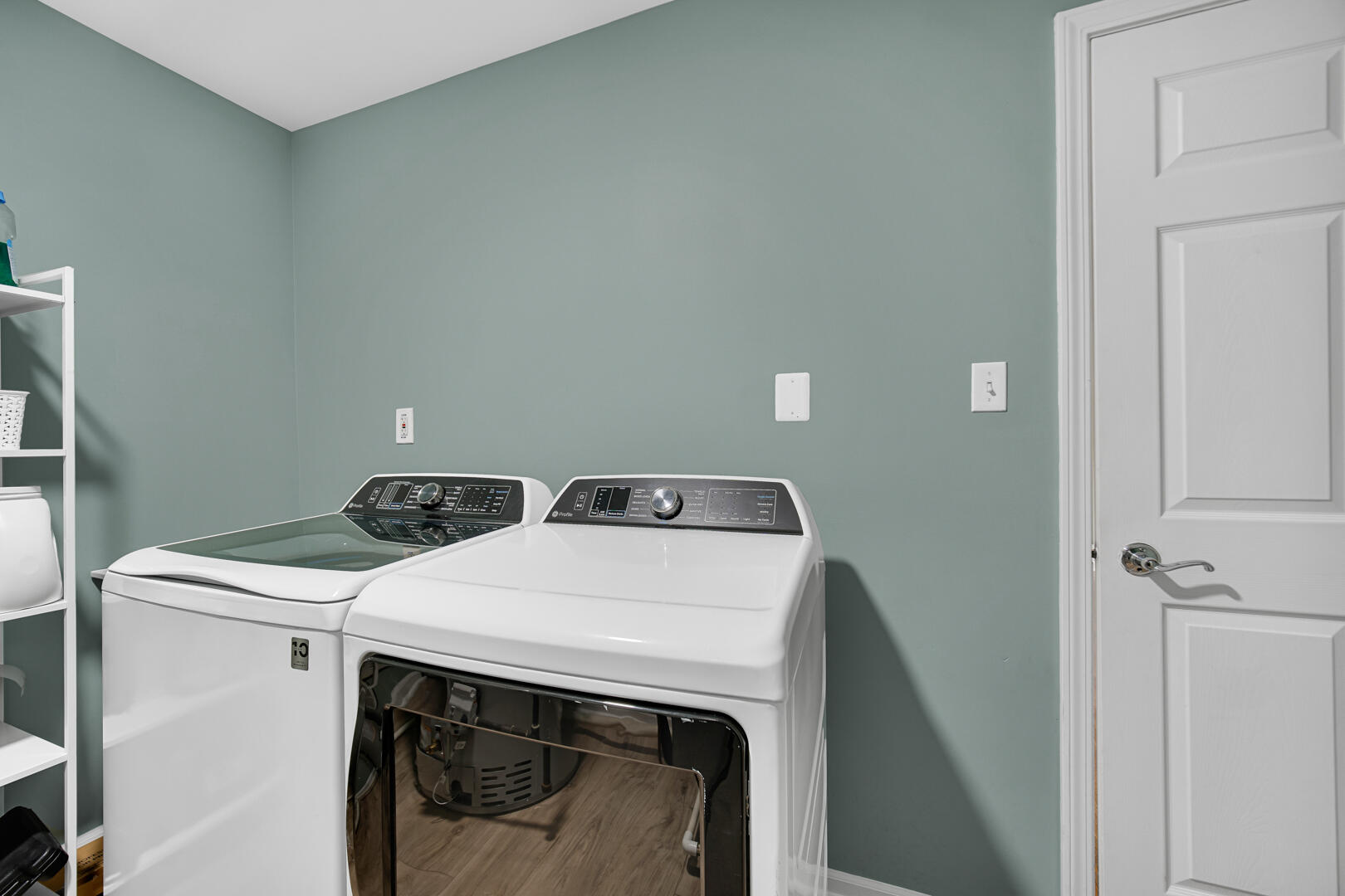 902 Boxwood Drive Munster, IN 46321 - Photo 12 of 23 a utility room with dryer and washer