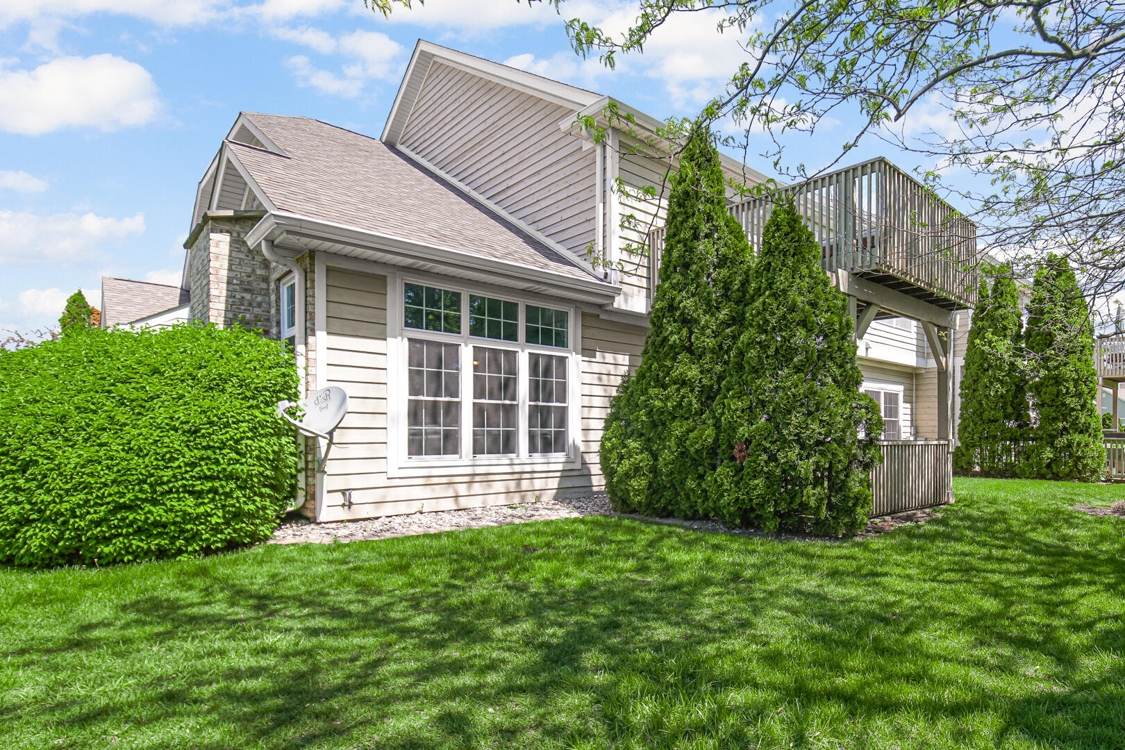 902 Boxwood Drive Munster, IN 46321 - Photo 21 of 23 a front view of a house with a garden