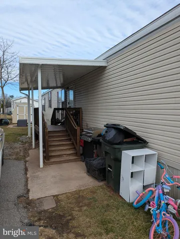 a view of entryway and hall