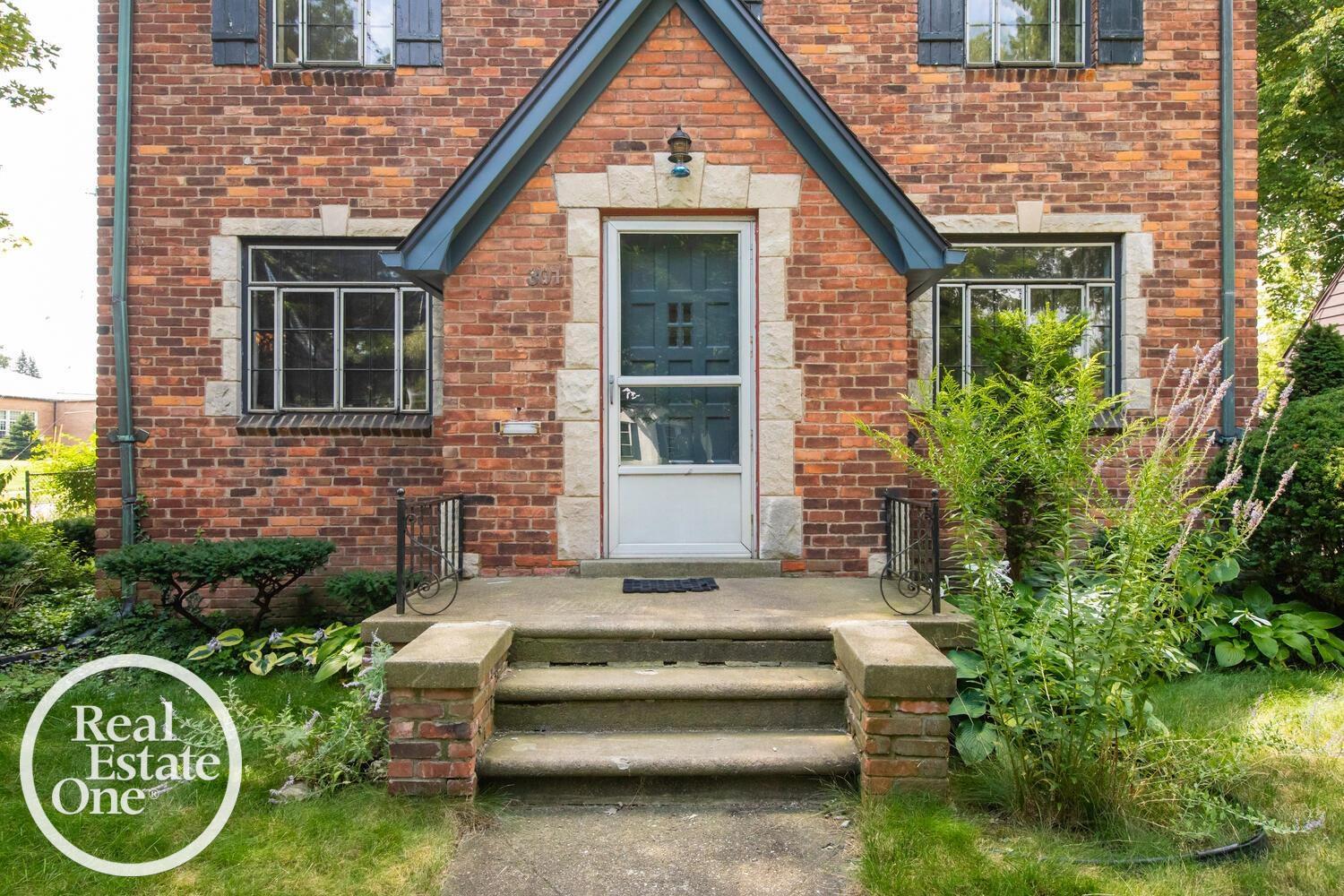 301 Kerby Road Grosse Pointe, MI 48236 - Photo 2 of 23 50152051-86bb554b-3080-4dbd-affe-0b5c7c79feef.JPG