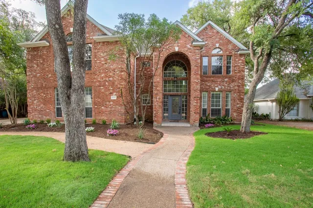 $689,000 | 10115 Pinehurst Drive, Austin, TX 78747