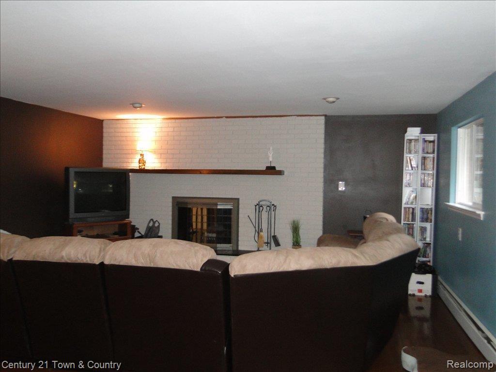 4876 Rattek Road Clarkston, MI 48346 - Photo 8 of 25 Great Room / Nat. Fireplace