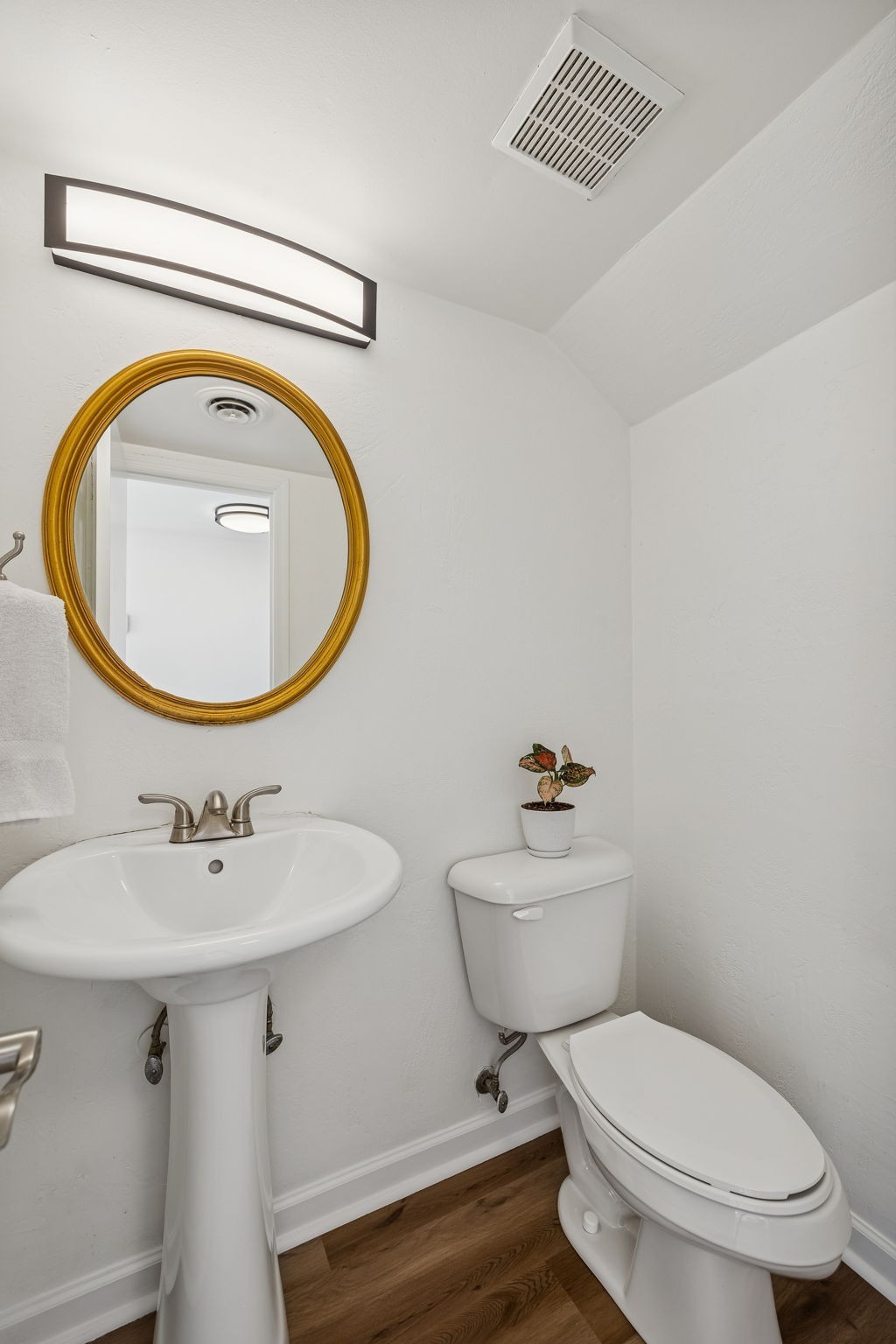 313 Huntington Ridge Drive Nashville, TN 37211 - Photo 21 of 48 a bathroom with a toilet a sink and mirror