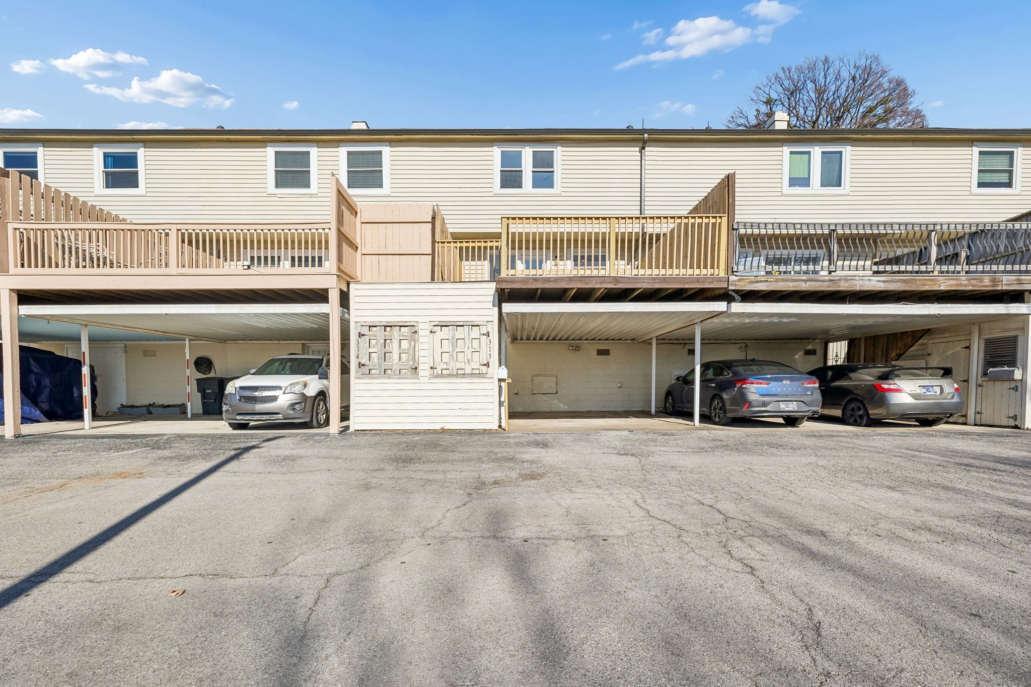 313 Huntington Ridge Drive Nashville, TN 37211 - Photo 35 of 48 a couple of cars parked in front of a building
