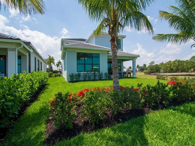 $784,950 | 721 Southeast Fascino Circle, Port St. Lucie, FL 34984