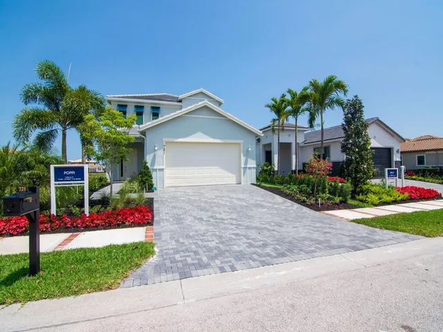 $784,950 | 721 Southeast Fascino Circle, Port St. Lucie, FL 34984