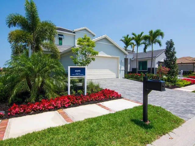 $784,950 | 721 Southeast Fascino Circle, Port St. Lucie, FL 34984
