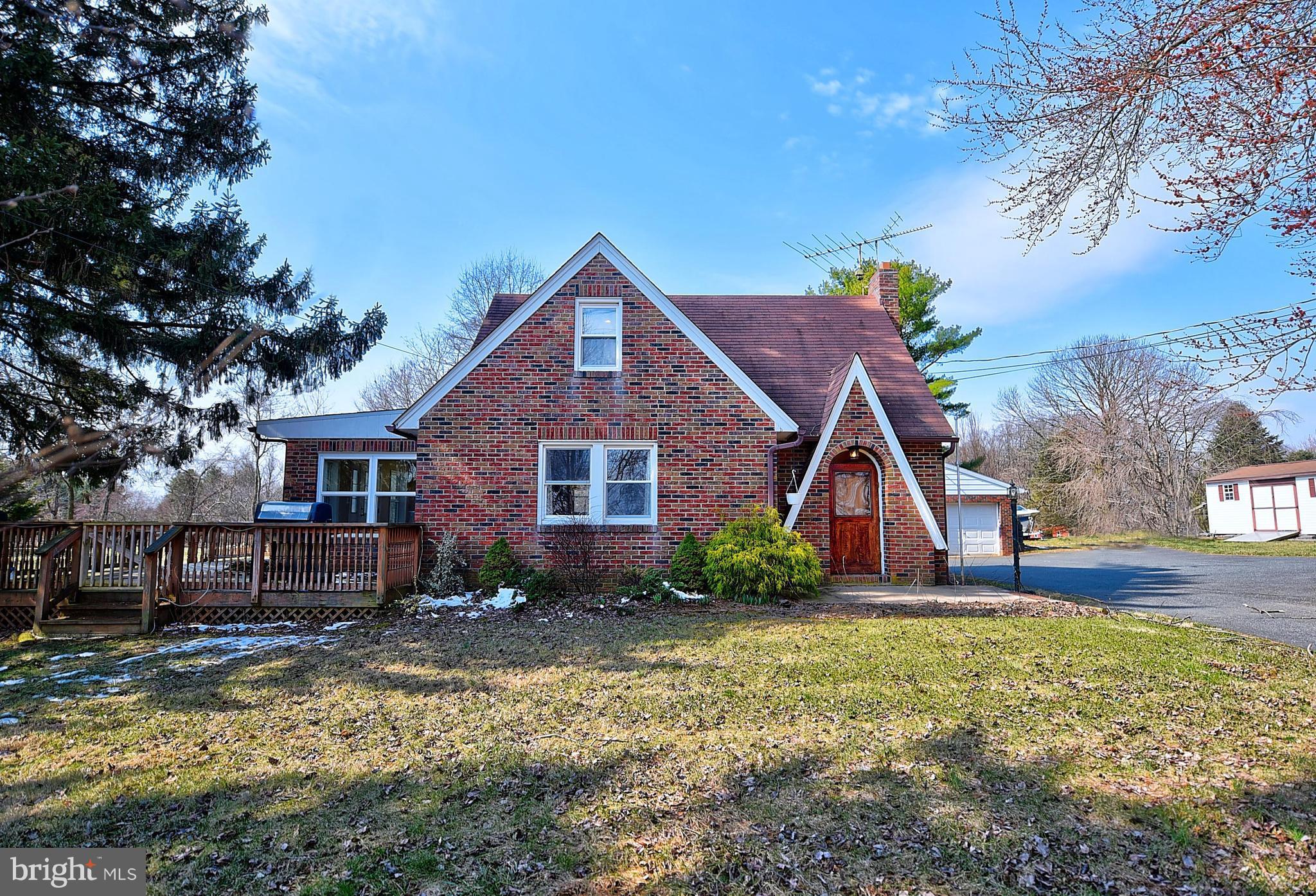 Classic & charming brick cape in Conowingo!