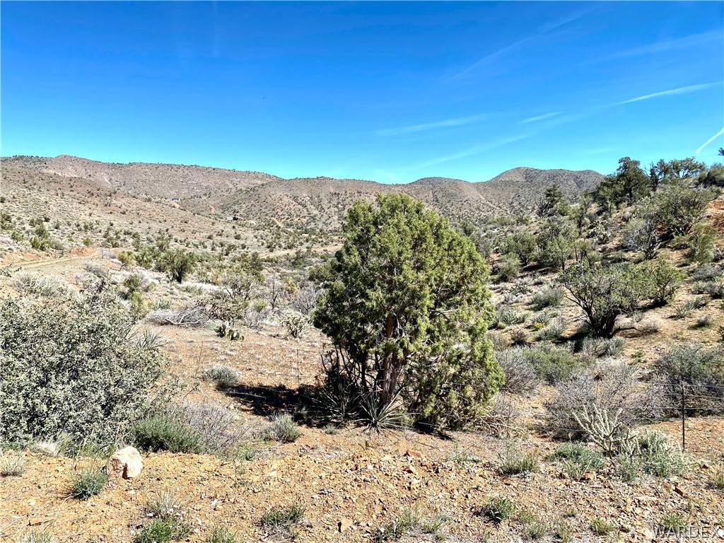 9095 Elliott Ridge Road Kingman, AZ 86401 - Photo 31 of 54 a view of mountain view with mountains in the background