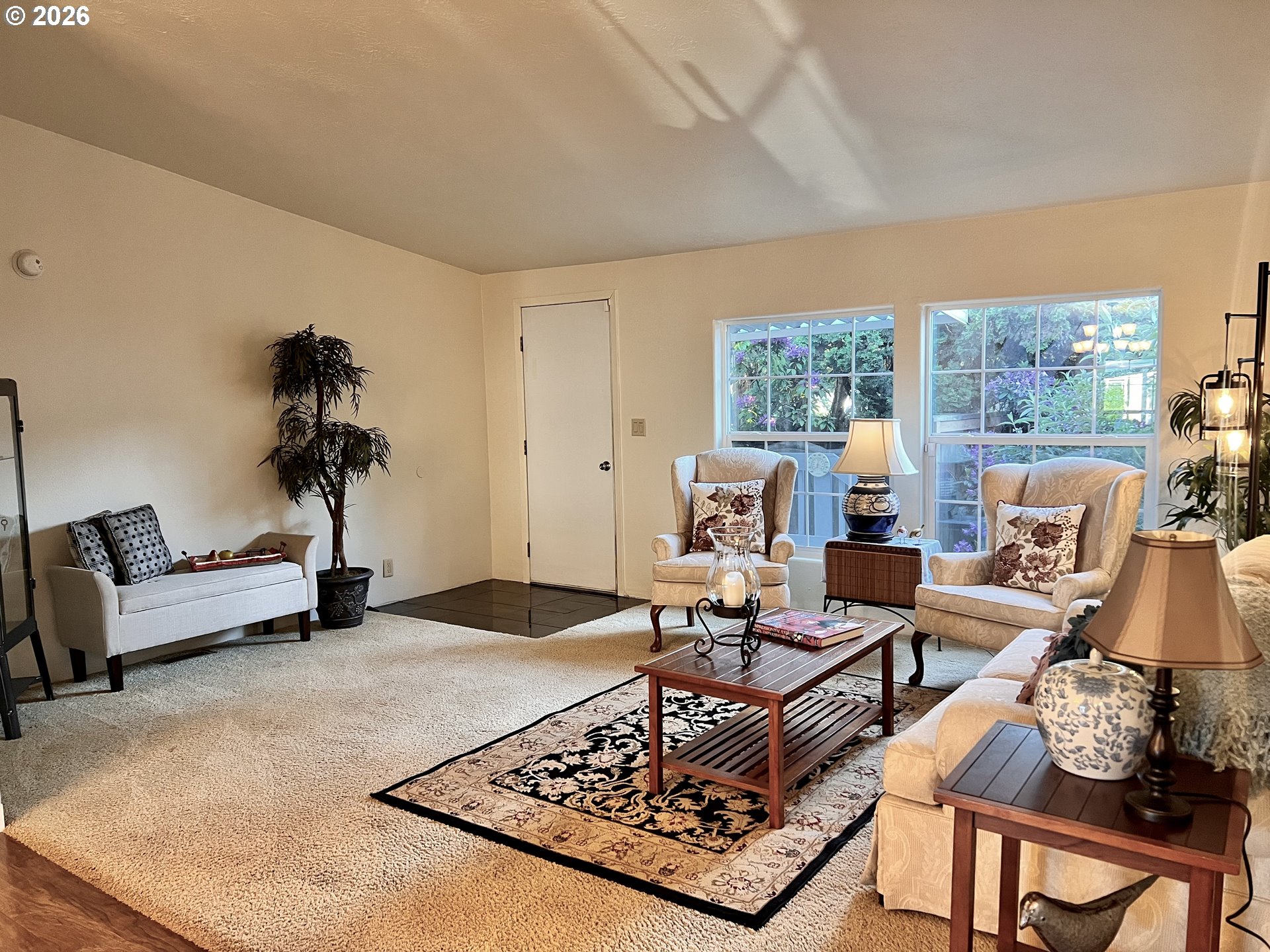 538 Lochaven Avenue Springfield, OR 97477 - Photo 9 of 35 Living Room