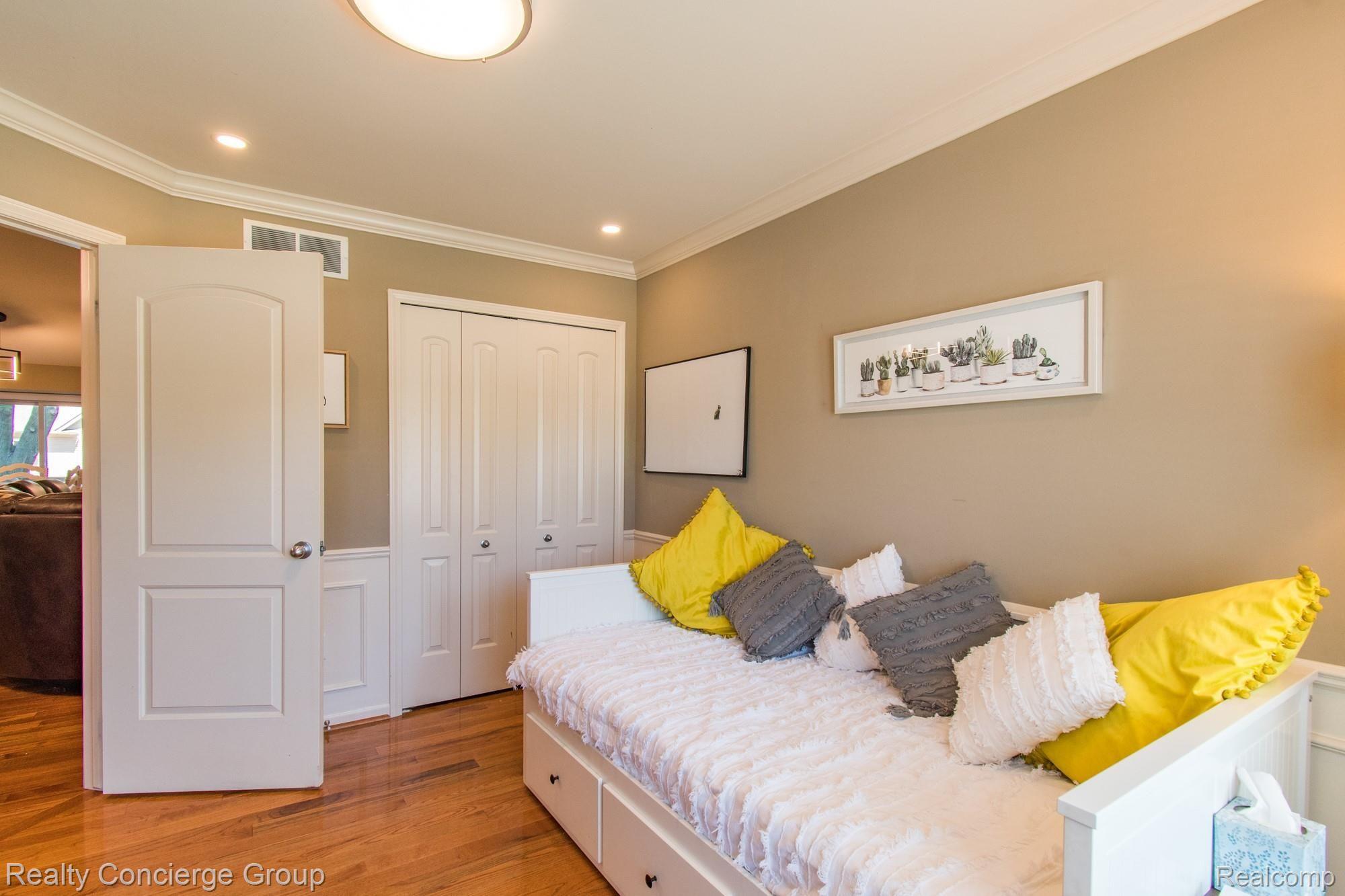 18988 Farmington Road Livonia, MI 48152 - Photo 17 of 22 Farmington Rd-101.jpg