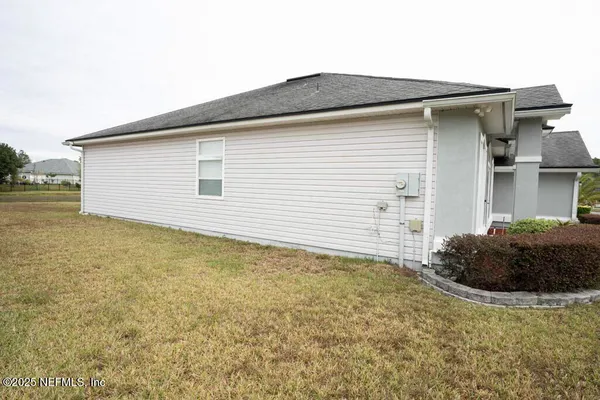 a view of a house with a yard