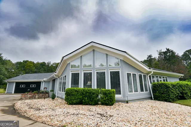 a view of a yard in front of house