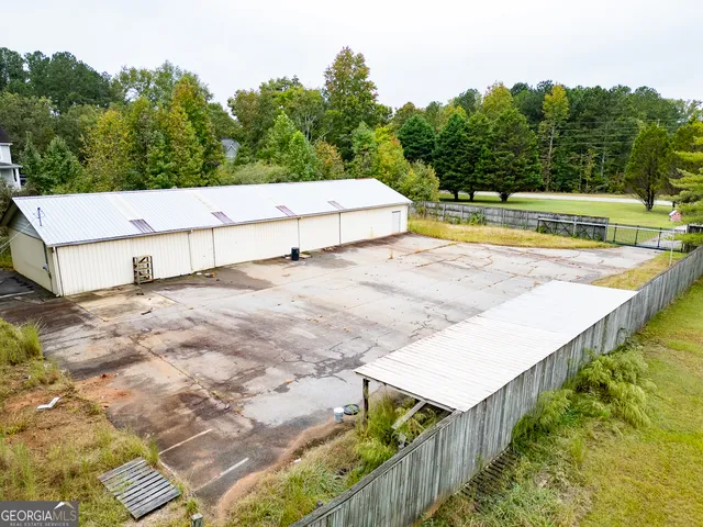 a view of an outdoor space and tv