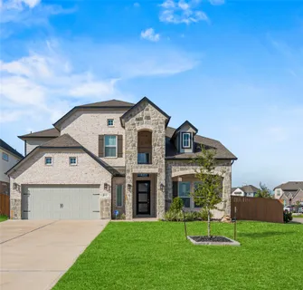 a view of house with a big yard