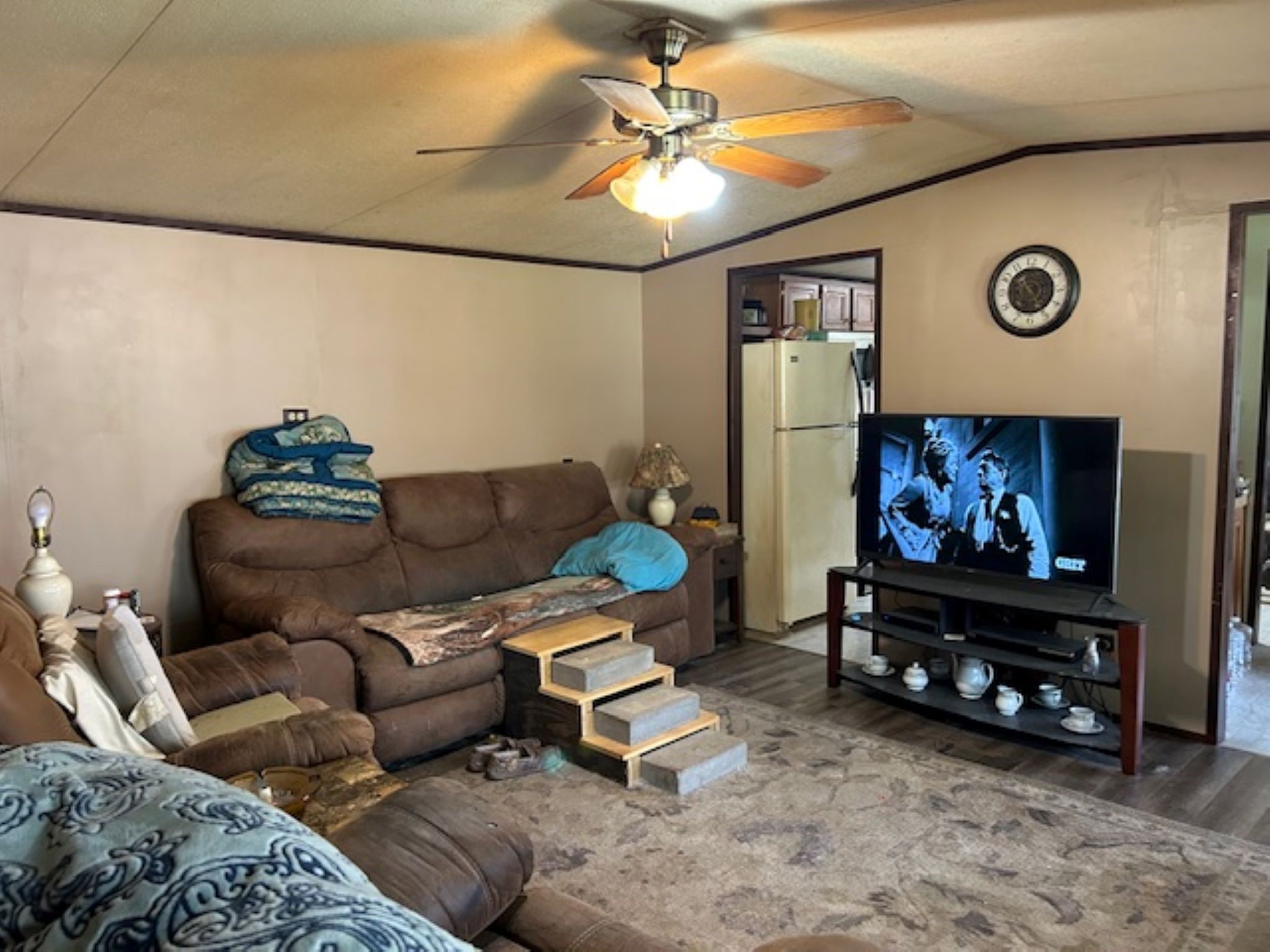 30996 Strathmore Road Waller, TX 77484 - Photo 10 of 20 a living room with furniture and a flat screen tv