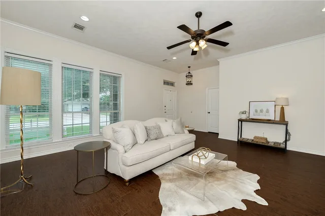 $2,200 | 809 Dove Run Trail, College Station, TX 77845