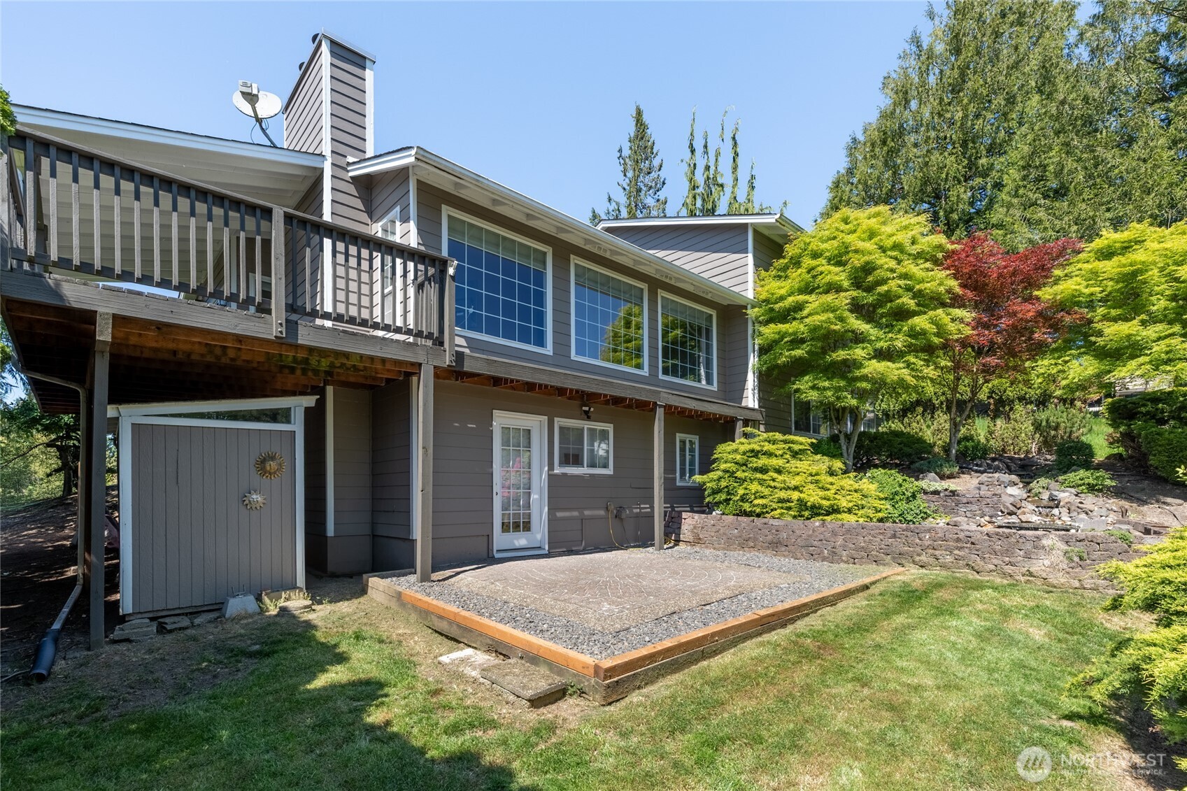 10 Jeffery Place Longview, WA 98632 - Photo 40 of 40 a front view of a house with garden