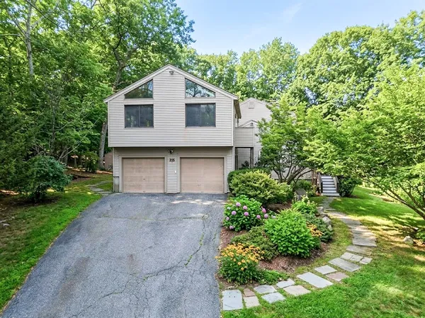 $950,000 | 215 North Street, Upton, MA 01568