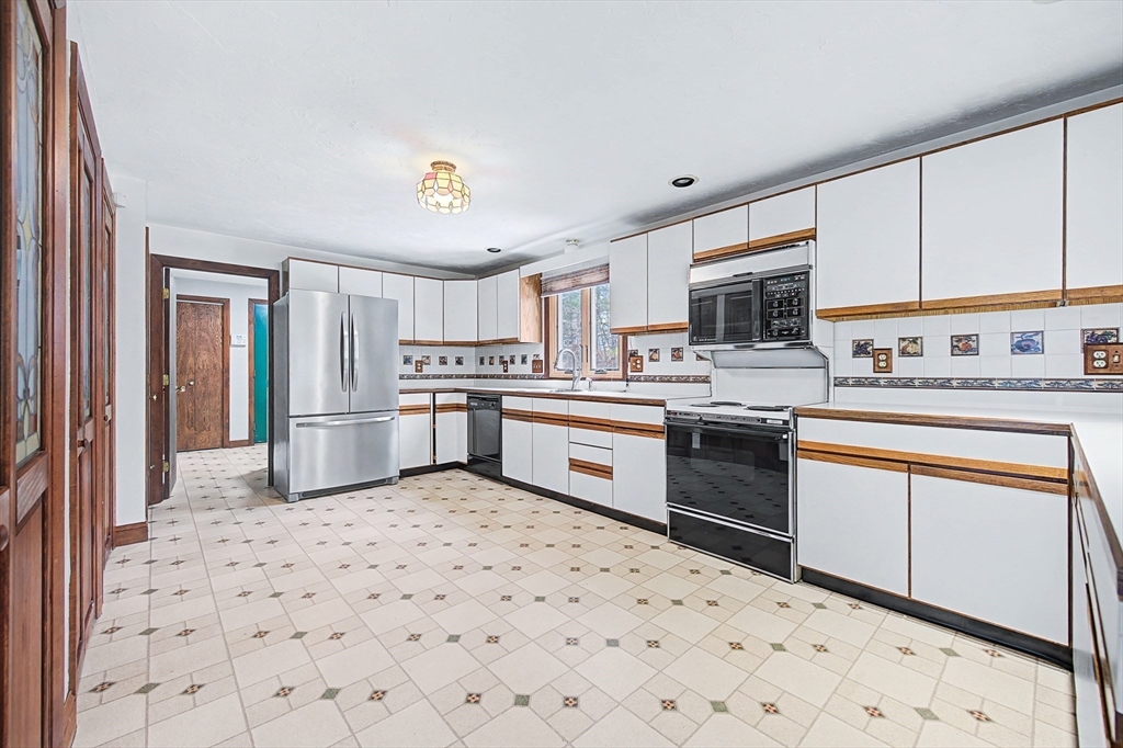 215 North Street Upton, MA 01568 - Photo 5 of 38