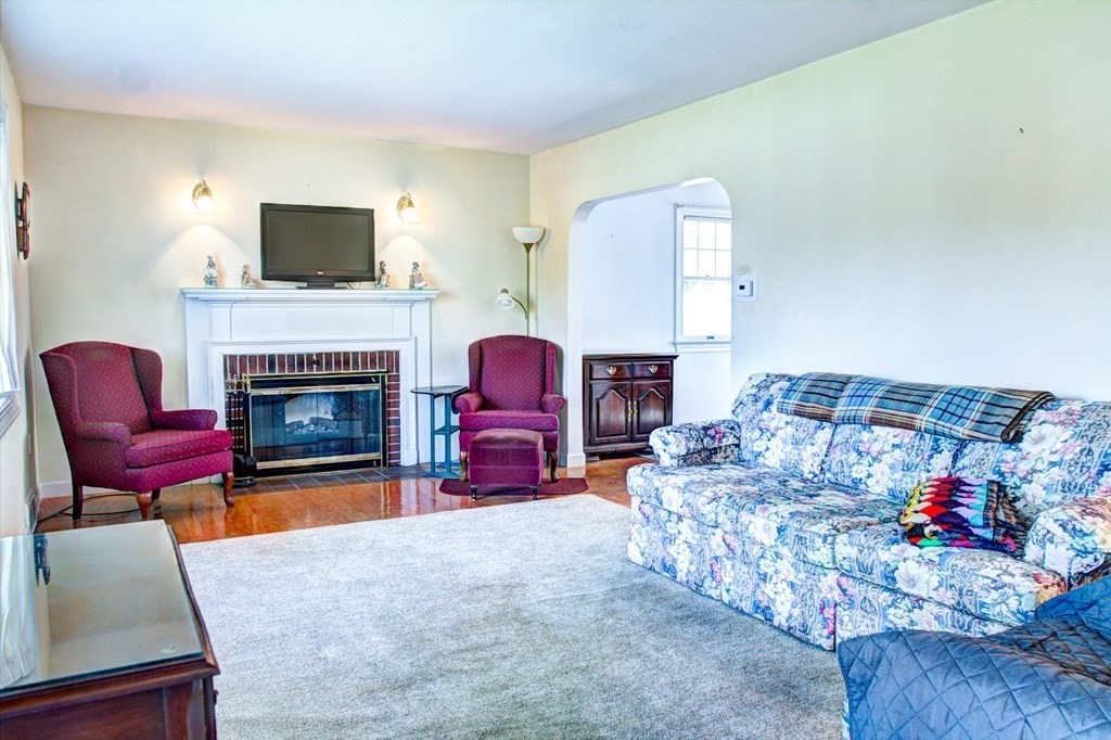 83 Park Road Chelmsford, MA 01824 - Photo 4 of 40 Gallery Image 4