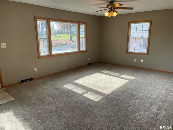 $1,700 | 2806 West 47th Street, Davenport, IA 52806