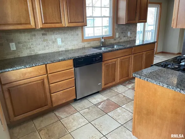 $1,700 | 2806 West 47th Street, Davenport, IA 52806