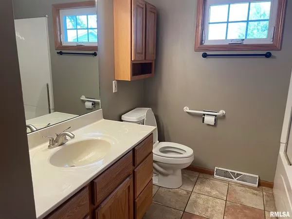 $1,700 | 2806 West 47th Street, Davenport, IA 52806