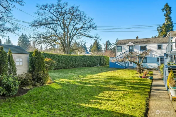 a view of a house with a yard