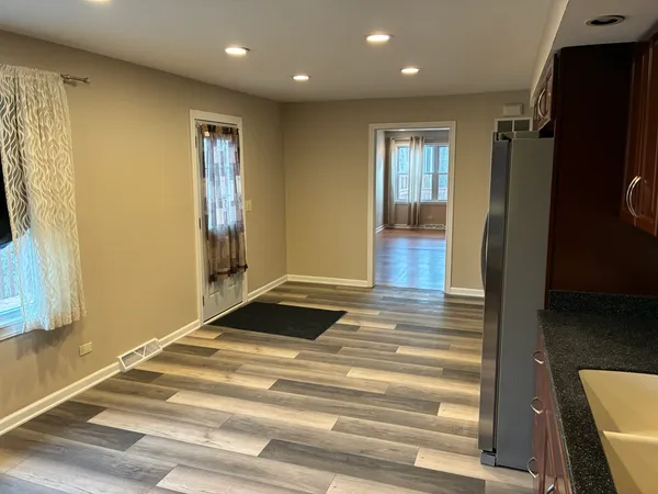 $2,950 | 127 Hickory Road, Oakwood Hills, IL 60013