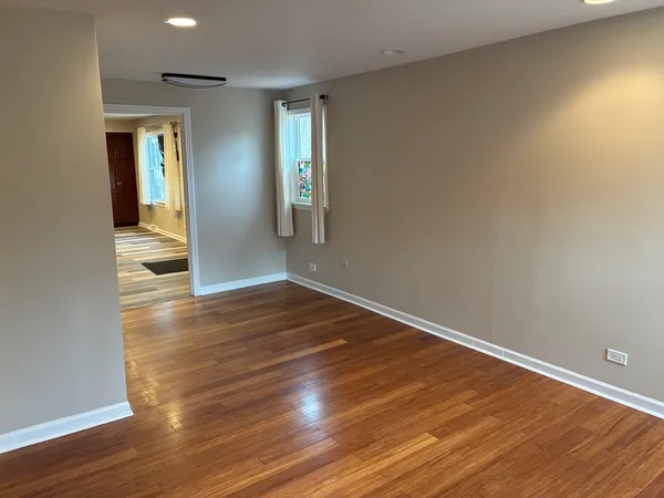 $2,950 | 127 Hickory Road, Oakwood Hills, IL 60013