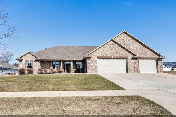 $699,900 | 334 Whispering Creek Court, Green Bay, WI 54303