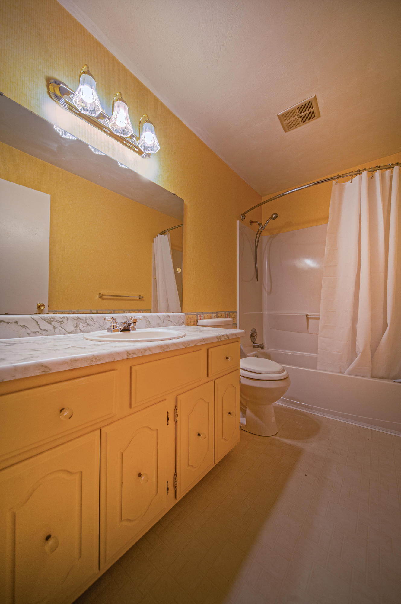 6212 Plantation Road Roanoke, VA 24019 - Photo 12 of 24 Bath