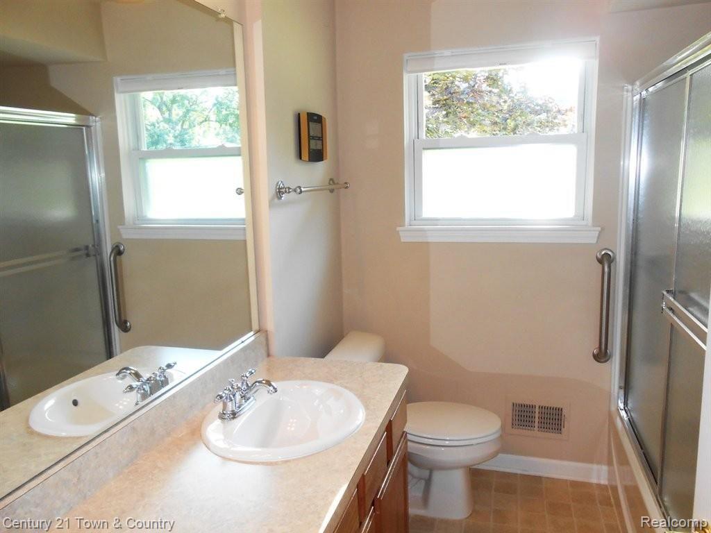 74 Texas Avenue Rochester, MI 48309 - Photo 14 of 22 Hall Bath