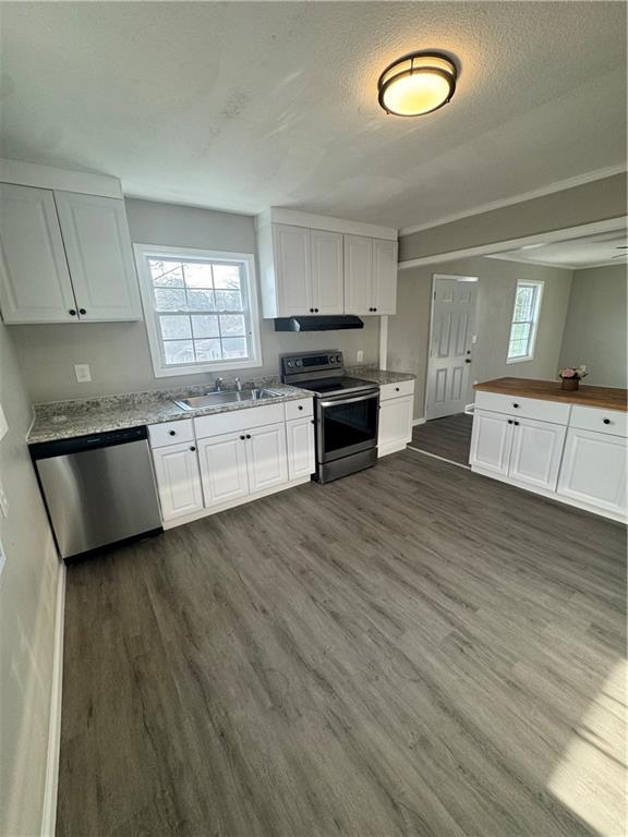 42 Busha Street Toccoa, GA 30577 - Photo 4 of 12 a kitchen with granite countertop a stove a sink and a refrigerator